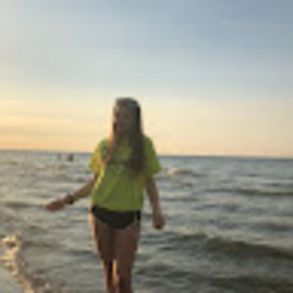 Profile Picture of Valerie Manczak (@smilecupcake101) on Poshmark