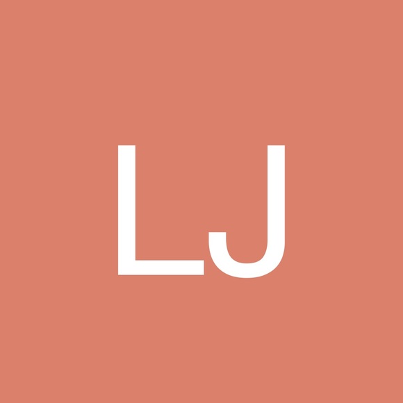 Profile Picture of Leah Jakubowicz (@bailyhere33) on Poshmark
