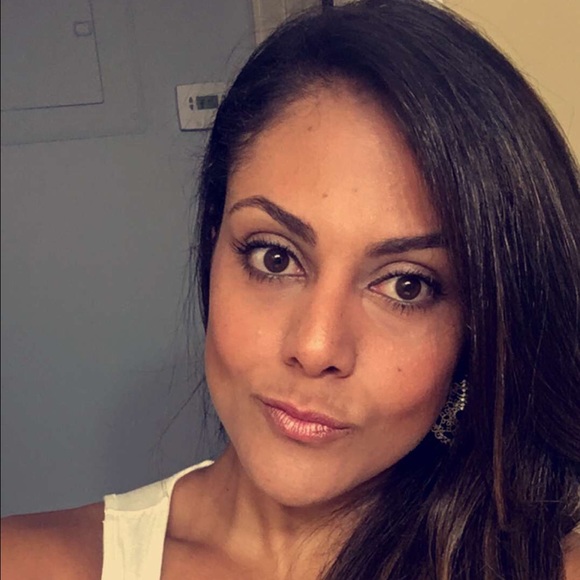 Profile Picture of Carolina Surerus (@carolsurerus) on Poshmark