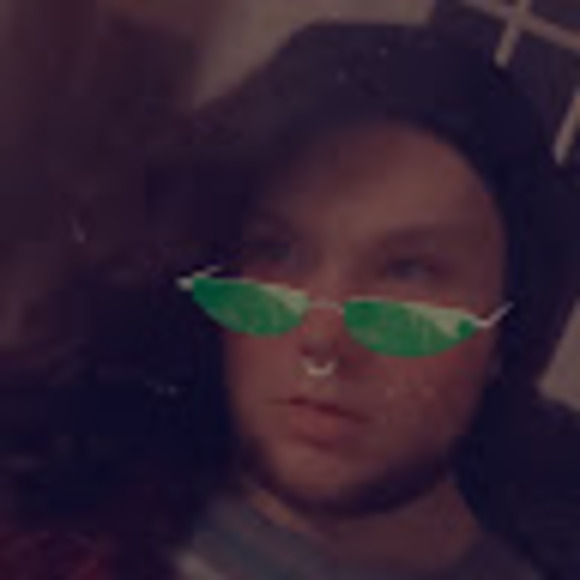 Profile Picture of Davina Brickley (@davlikedab) on Poshmark