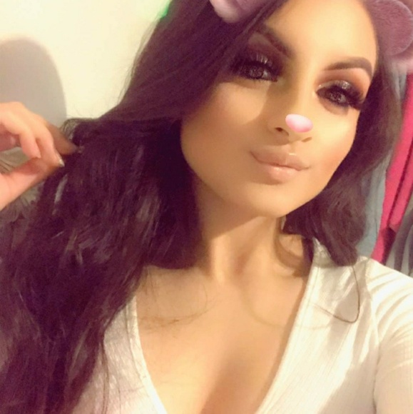 Profile Picture of Vianney Garcia (@vianney_garcia) on Poshmark