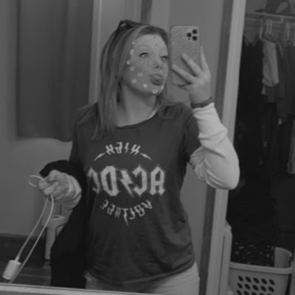 Profile Picture of Ariel Green (@arielfaith0109) on Poshmark