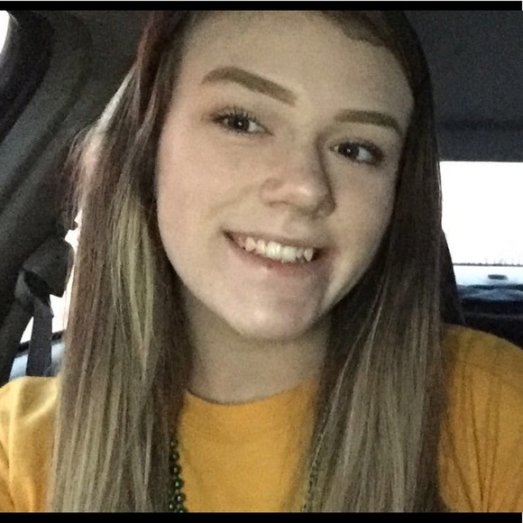 Profile Picture of Nicole Sharp (@nicolems10) on Poshmark