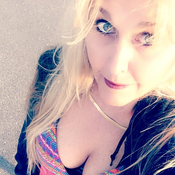 Profile Picture of Kathleen Kosowsky (@ladygator1167) on Poshmark