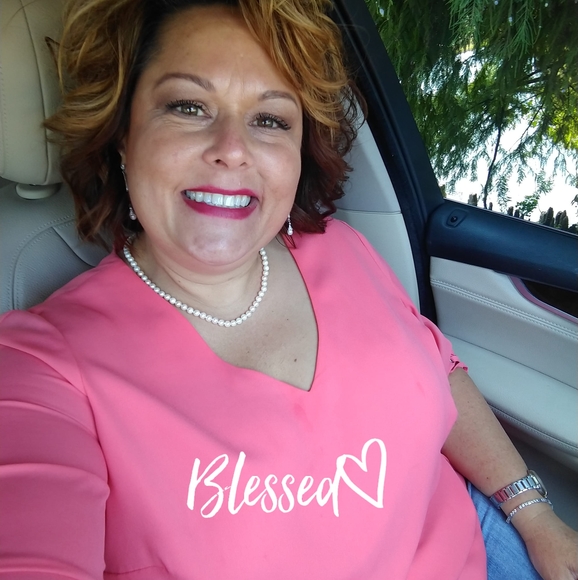 Profile Picture of Lisa Yates (@lisaisshopping) on Poshmark