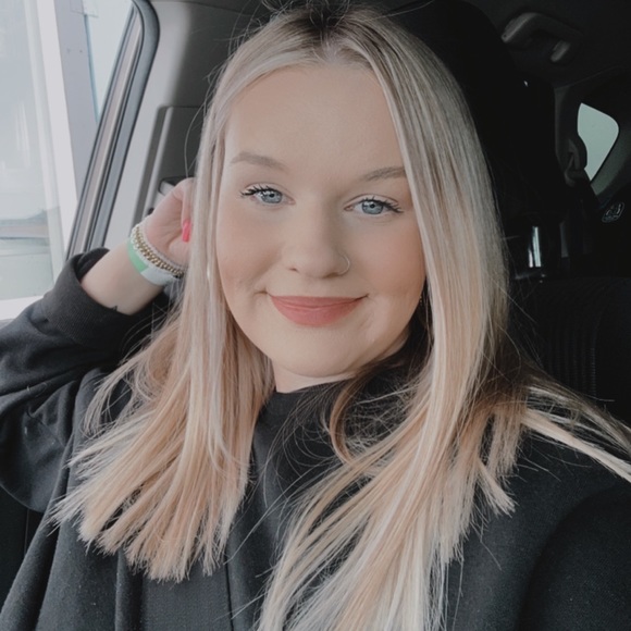 Profile Picture of Alexus Hall (@alexus1131) on Poshmark