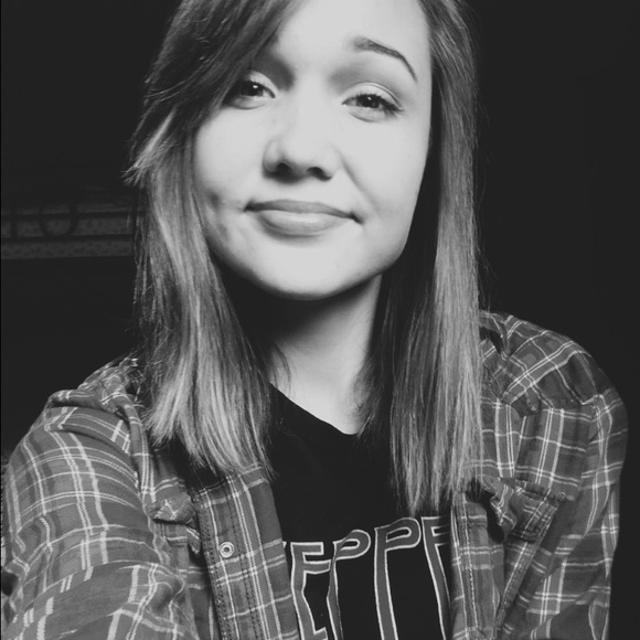 Profile Picture of Olivia Bates (@madisenoli) on Poshmark