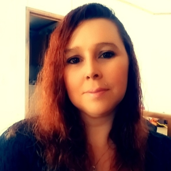 Profile Picture of Julie Rifanburg (@julierifanburg) on Poshmark