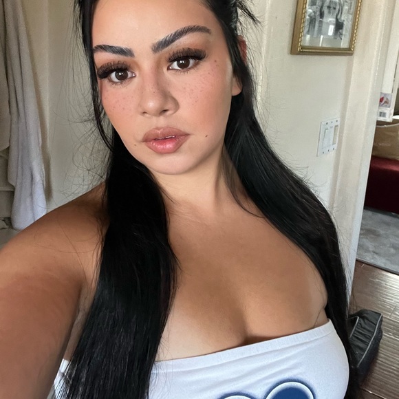 Profile Picture of Alyssa Blas (@alyssakblas) on Poshmark