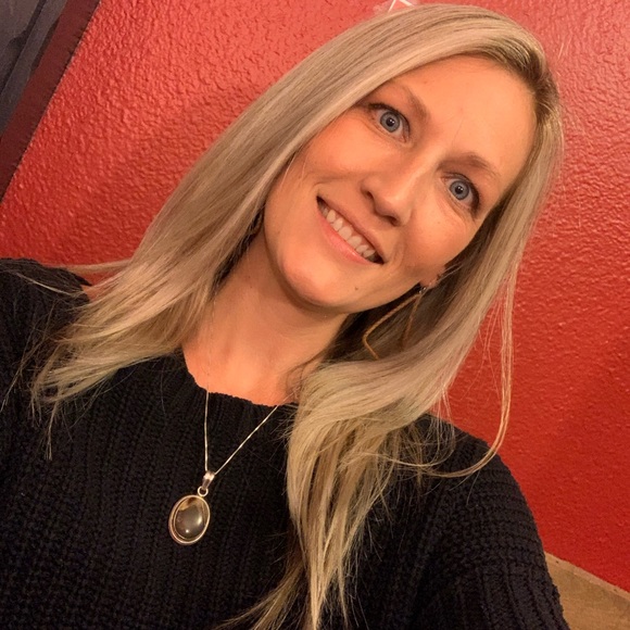 Profile Picture of Alison Watson (@alisonbeth1980) on Poshmark