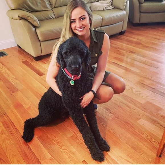 Profile Picture of Ali Scimone (@ascimone) on Poshmark