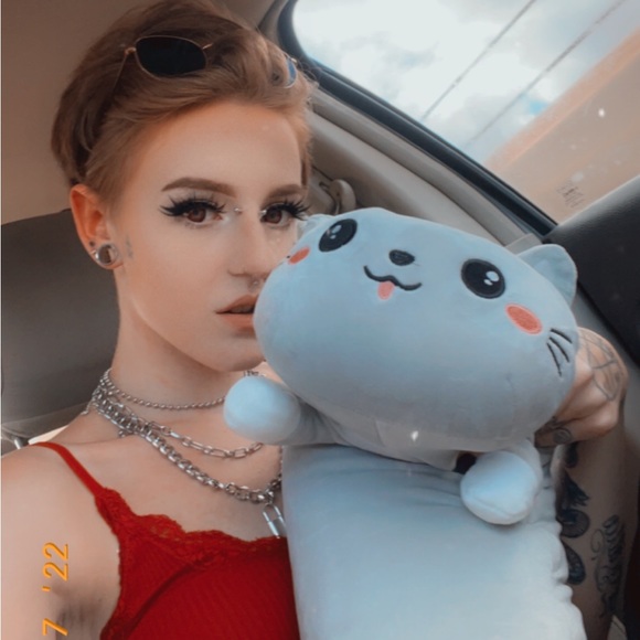 Profile Picture of Emily Barnes (@daemon936) on Poshmark