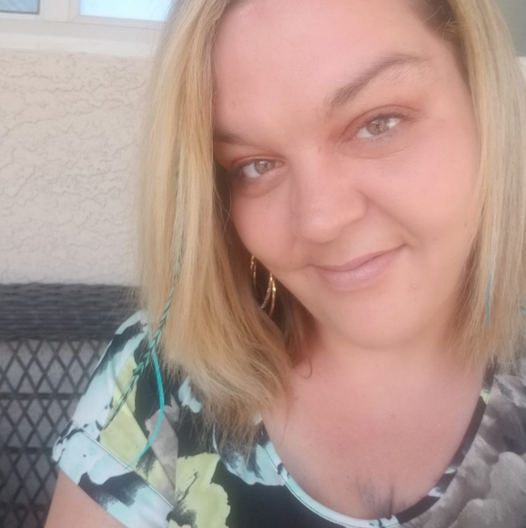 Profile Picture of Hopey Ferruggia (@hopeykanobey) on Poshmark