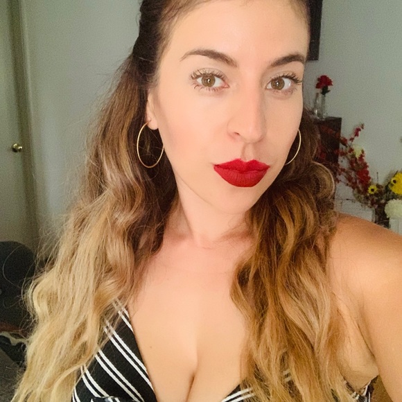 Profile Picture of Eileen Dominguez (@eileend118) on Poshmark