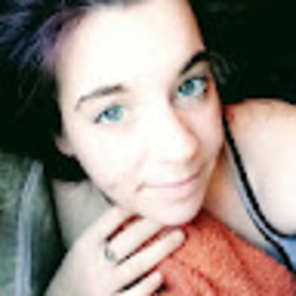 Profile Picture of A'ndraiah Bleyl (@drehalyn) on Poshmark