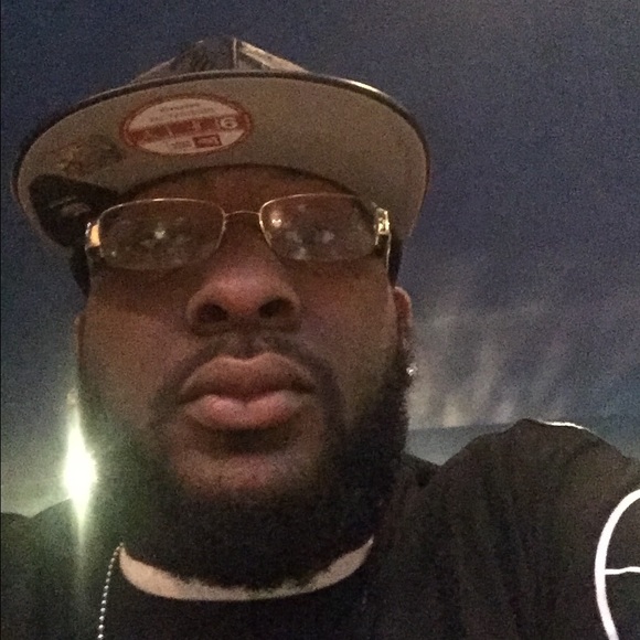 Profile Picture of Derek Jones (@kush_tmb) on Poshmark