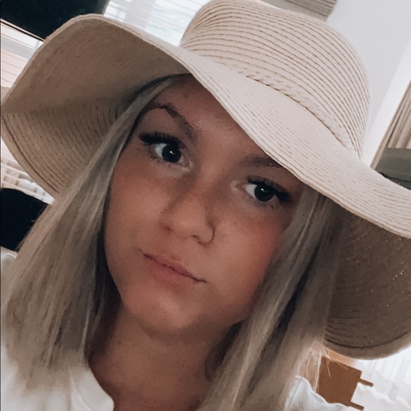Profile Picture of Brooke Wright (@_xobrookexo_) on Poshmark