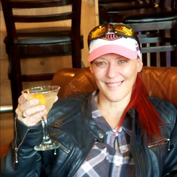 Profile Picture of Amie Stewart (@amiestewart908) on Poshmark