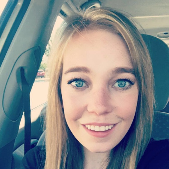 Profile Picture of April Kemper (@apriljkemp) on Poshmark