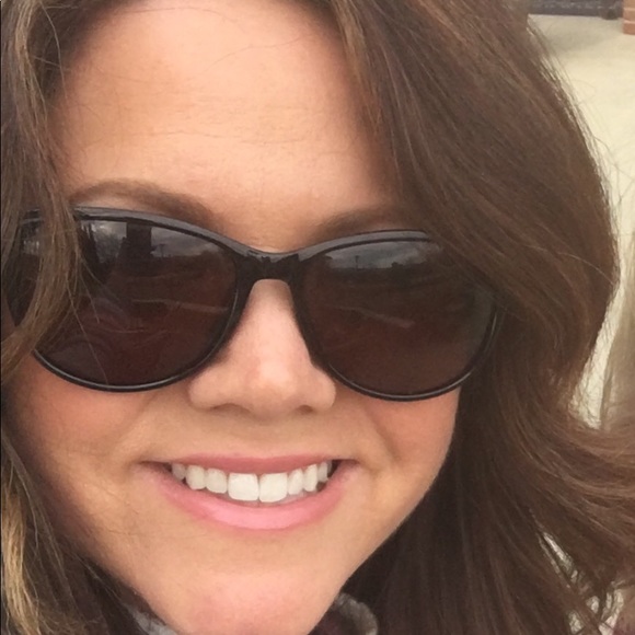 Profile Picture of Crystal Dowling (@crystaldowling) on Poshmark
