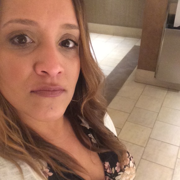 Profile Picture of Loren Reyes (@lreyes1931) on Poshmark