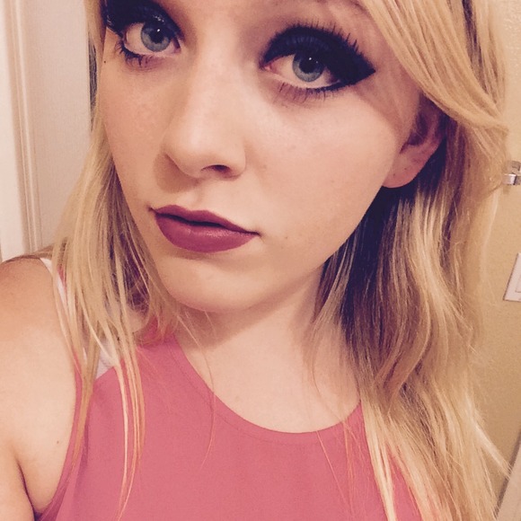 Profile Picture of Rachel Downs (@rachelkayleigh) on Poshmark