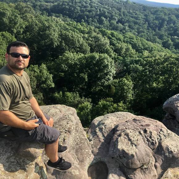 Profile Picture of Sergiu Vlad (@sergiuv_27) on Poshmark