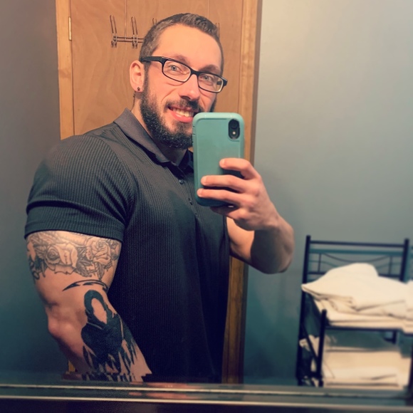 Profile Picture of Devin Colon (@devin_colon) on Poshmark