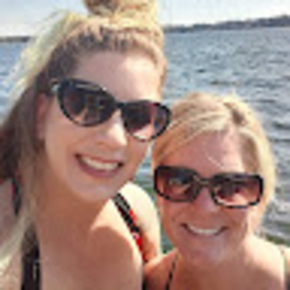 Amanda Utz - Poshmark Profile Picture of Amanda Utz (@swirlyau77) on Poshmark