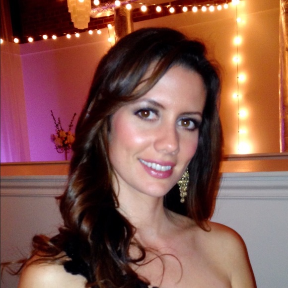 Profile Picture of Nadia Monfort (@nadiadubocquet) on Poshmark