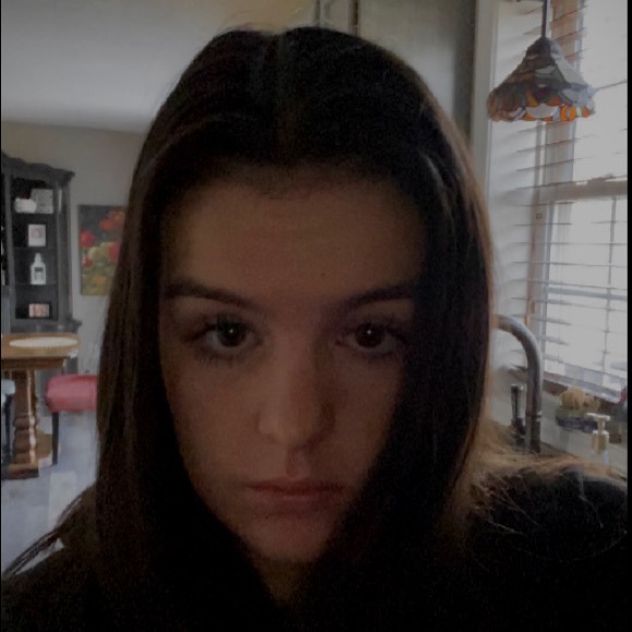 Profile Picture of Adria Stys (@adriastys) on Poshmark