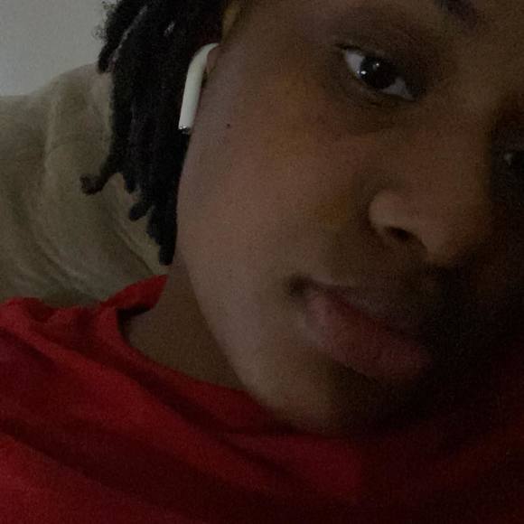 Profile Picture of Lucy Leonard (@lleonard91) on Poshmark