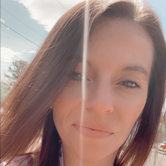 Profile Picture of Cindy Freda (@cindyfreda50) on Poshmark