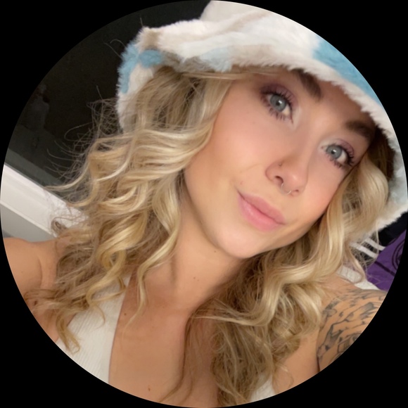 Profile Picture of Rissa Laity (@misslaity) on Poshmark