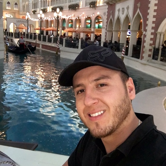 Profile Picture of Irving Lee (@irvingleetre90) on Poshmark