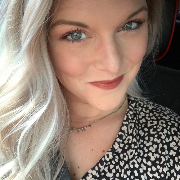 Profile Picture of Stephenie Luther (@stephenieluther) on Poshmark