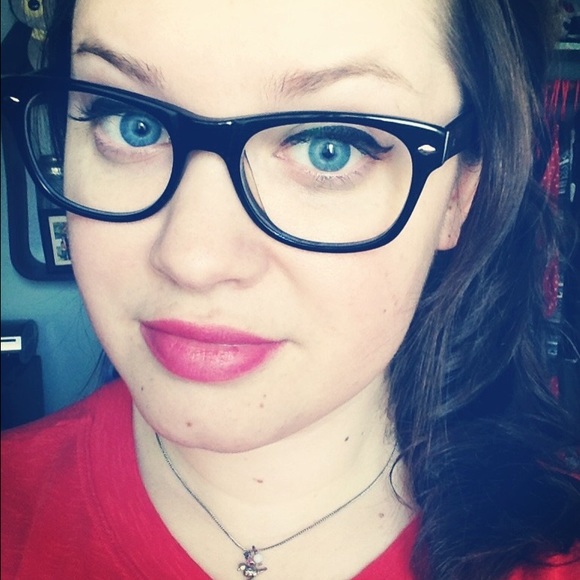 Profile Picture of Nicole Givens (@ofowls) on Poshmark