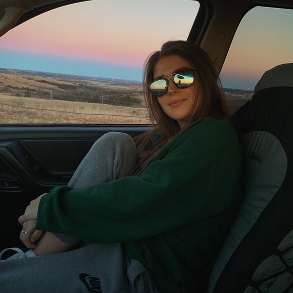 Profile Picture of Gillian Overcast (@gillianovercast) on Poshmark