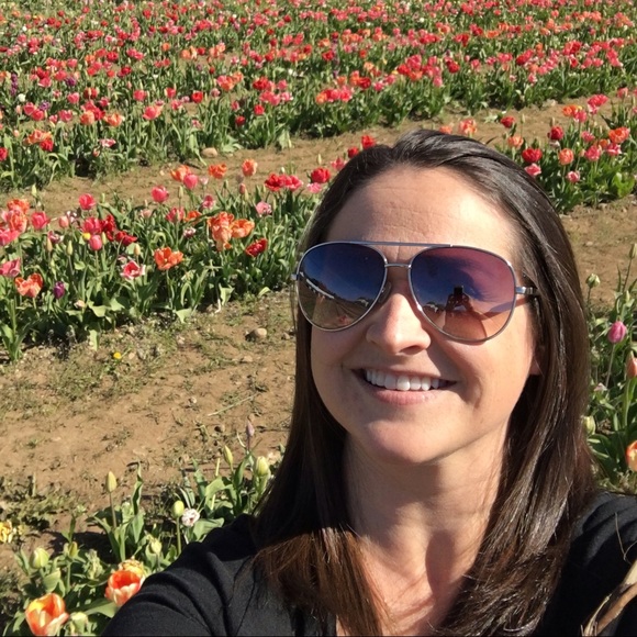 Profile Picture of Leigh Craven (@fashion386) on Poshmark