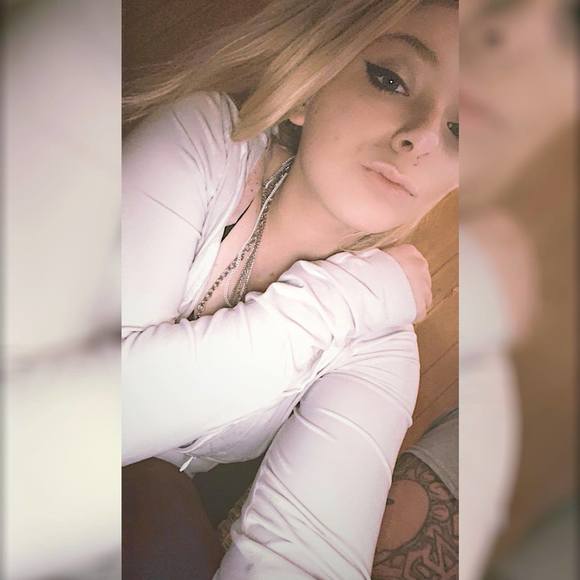 Profile Picture of Kari Rust (@ka_slayys1215) on Poshmark