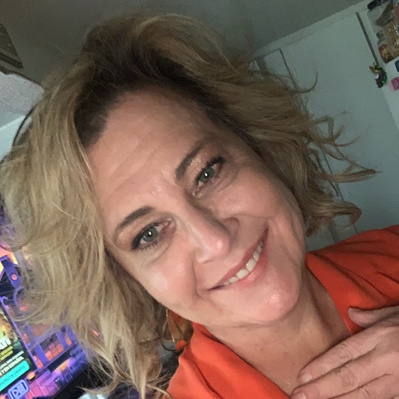 Profile Picture of Julie Waltermire (@julesvern72) on Poshmark