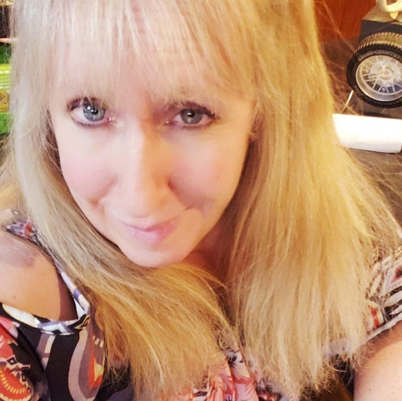 Profile Picture of Tina Barzottini (@tinag225) on Poshmark