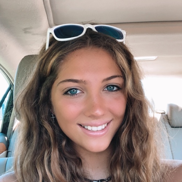 Profile Picture of Sam Wolf (@wolfsamantha03) on Poshmark