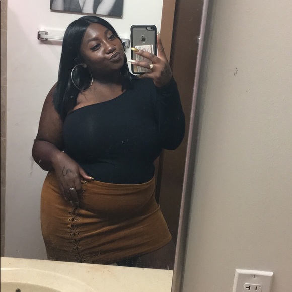 Profile Picture of Gabrielle Holmes (@gholmes25) on Poshmark