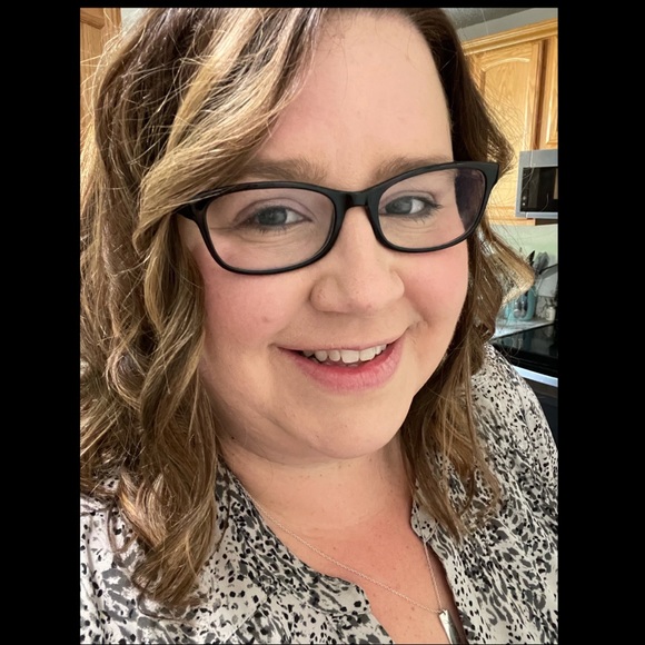 Profile Picture of Jennifer Espeseth (@j_espeseth) on Poshmark