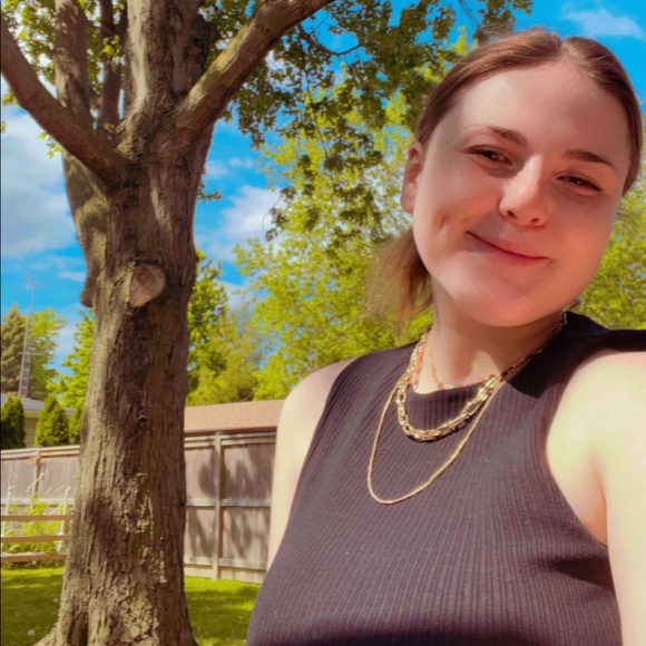 Profile Picture of Danielle Sylvestre (@danni_bb) on Poshmark