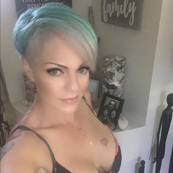 Profile Picture of Morgan Laneve (@lilmaven) on Poshmark