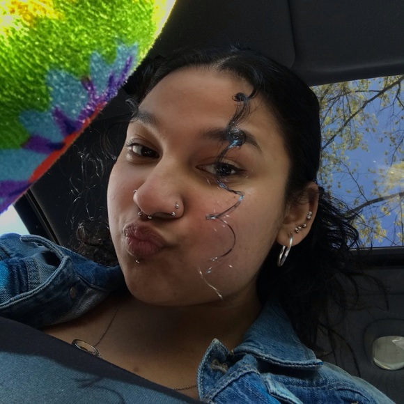 Profile Picture of Elizabeth Shaw (@efys123) on Poshmark