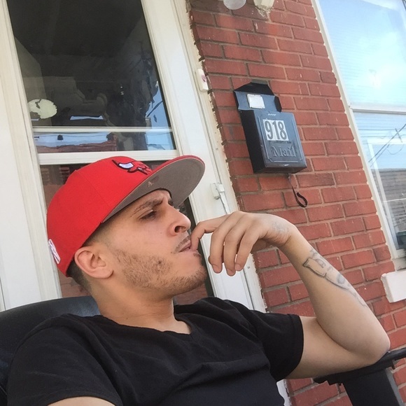 Profile Picture of Albert Flores (@heyyoudude) on Poshmark