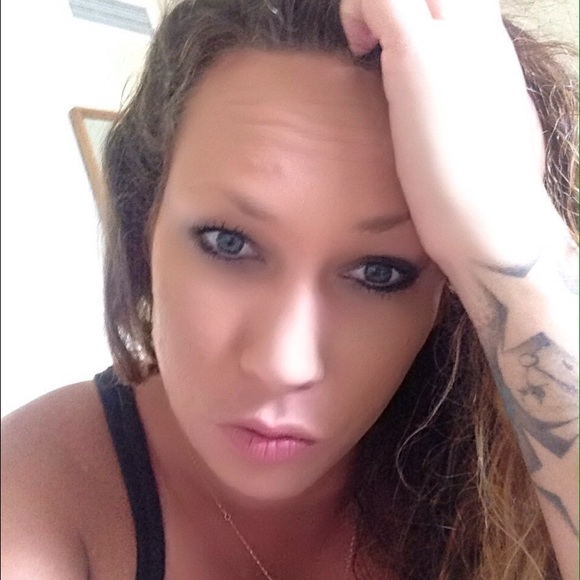 Profile Picture of Danielle Bruggman (@billysgurl) on Poshmark
